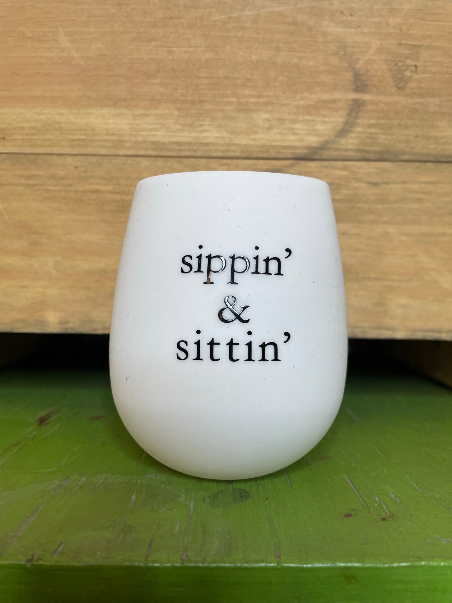 "sippin' & sittin'" white stemless silicone wine glass